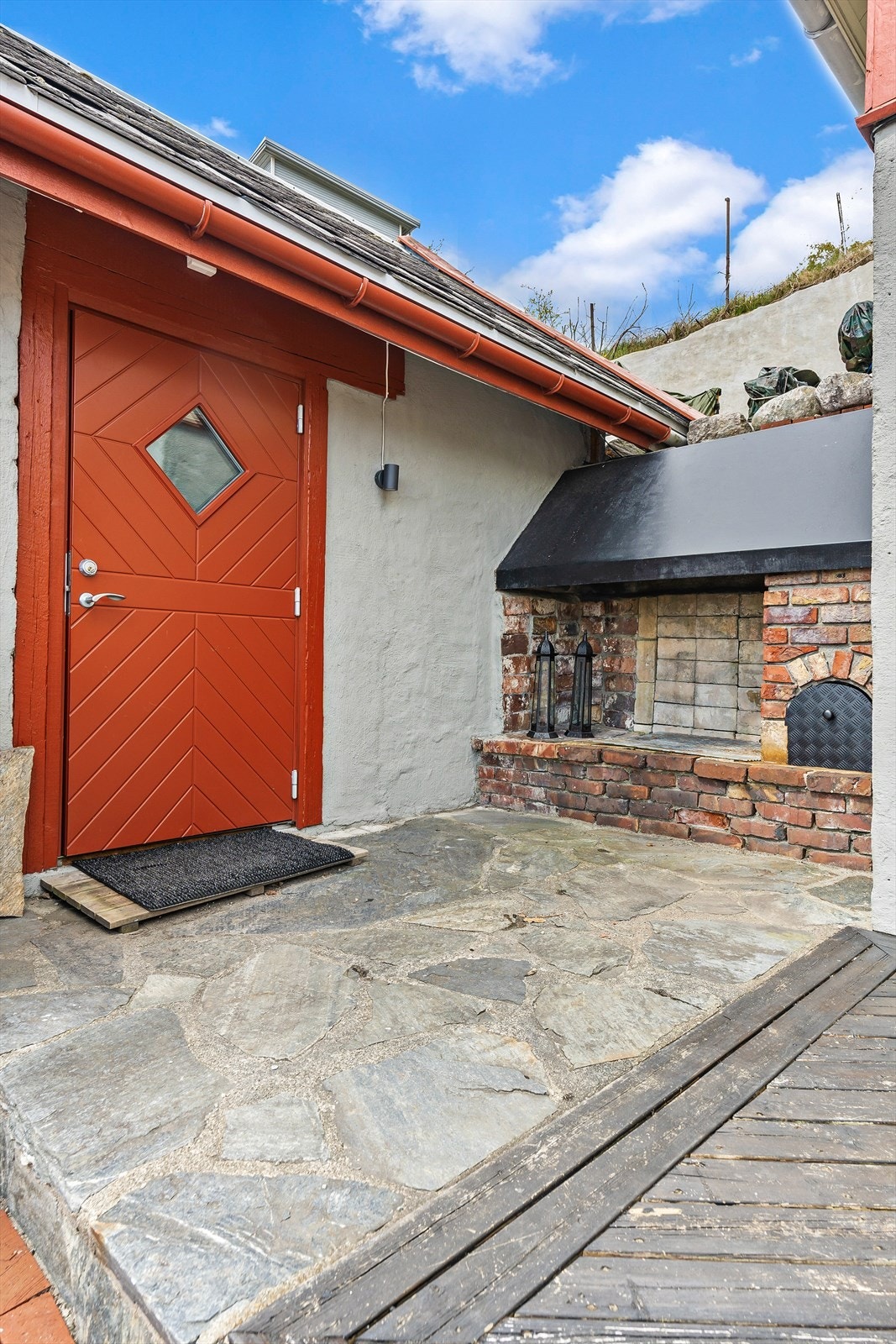 Ved inngangen har man også et røykeri og utepeis Galleribilde