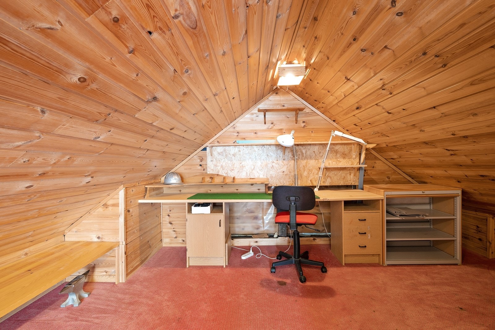 Loft over deler av løa er innredet til blant annet kontor. Litt lav takhøyde her. Galleribilde