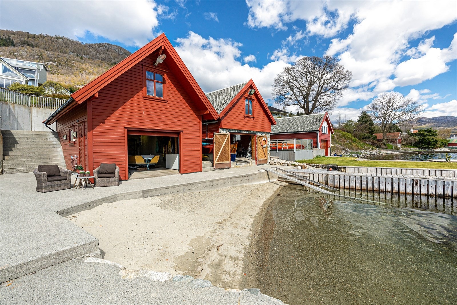 Naustet ( til venstre) er oppført i 2007 og har god standard. Flott badeplass for både store og små med sandstrand. Galleribilde