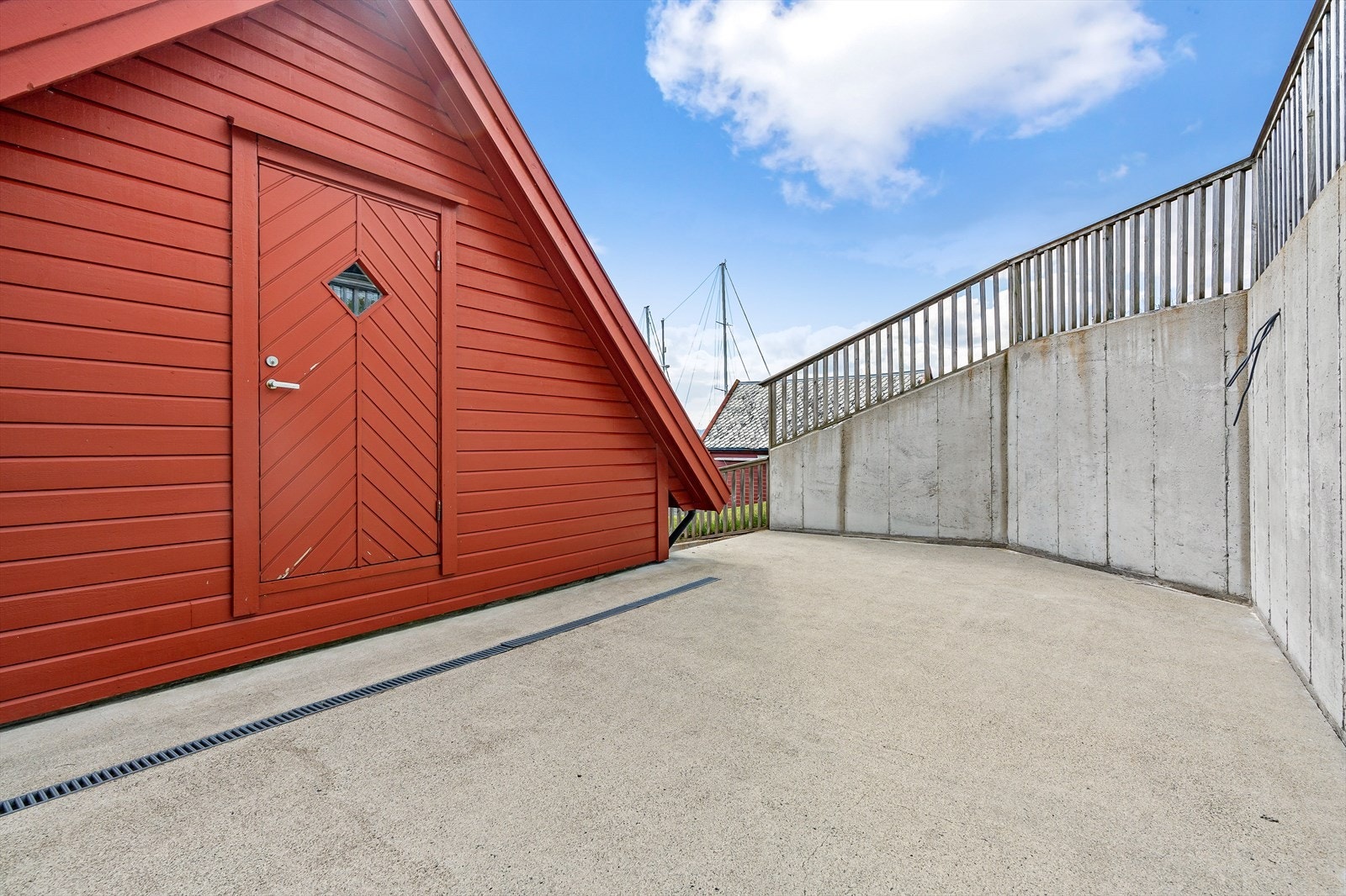 Inngang loft til naust. Galleribilde