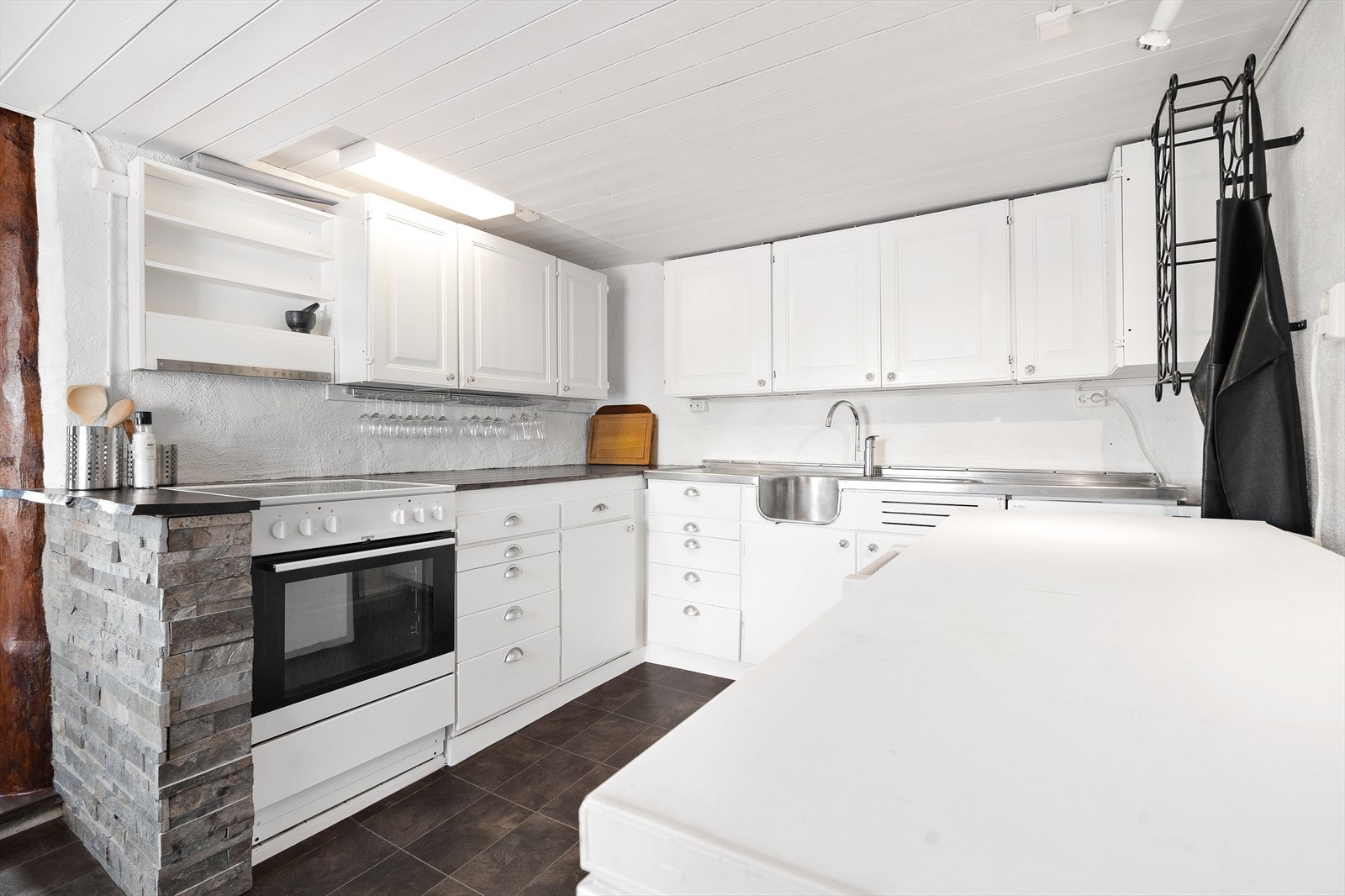 I løa har man også et kjøkken med god skapplass. Galleribilde