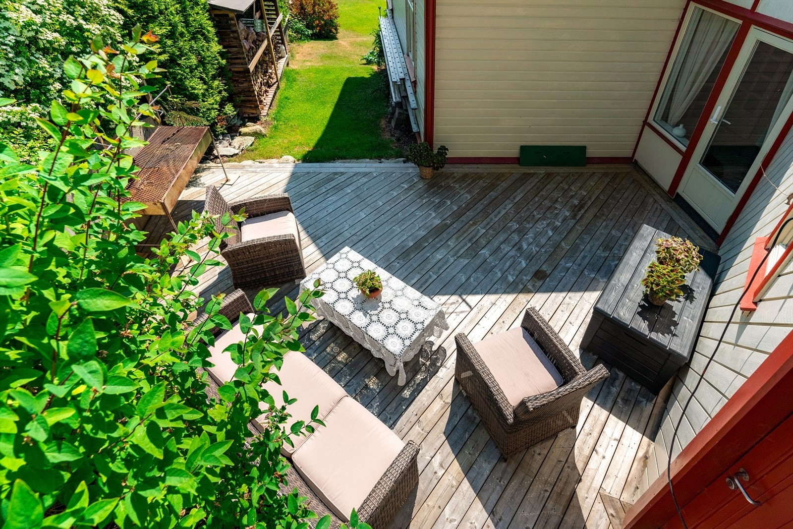 Lun og skjermet terrasse på østsiden av boligen Galleribilde