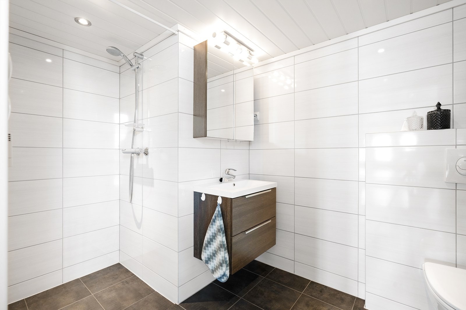 Nyere baderom med moderne innredning Galleribilde