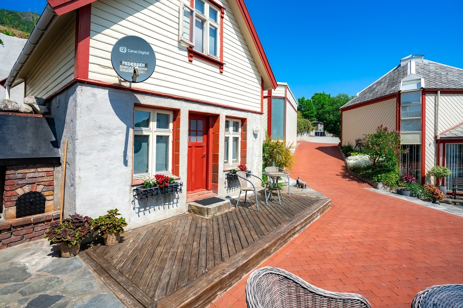 Anneks/uthus med koselig platting utenfor Galleribilde