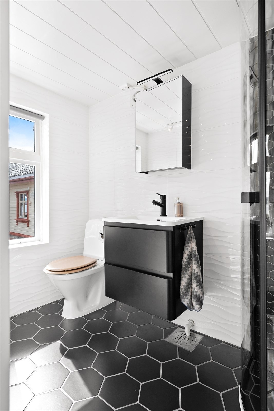 Baderom i anneks/uthus som ble pusset opp i 2021. Rør-i-rør opplegg. Galleribilde