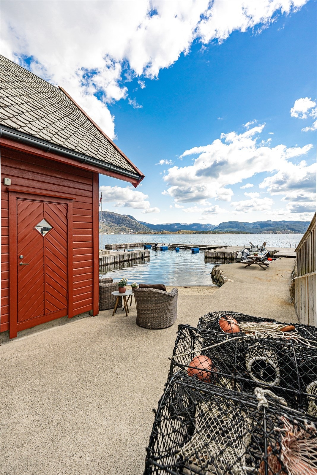 Dette er en eiendom som er perfekt for deg som liker sjølivet, båt og fiske for her har man alle muligheter! Galleribilde