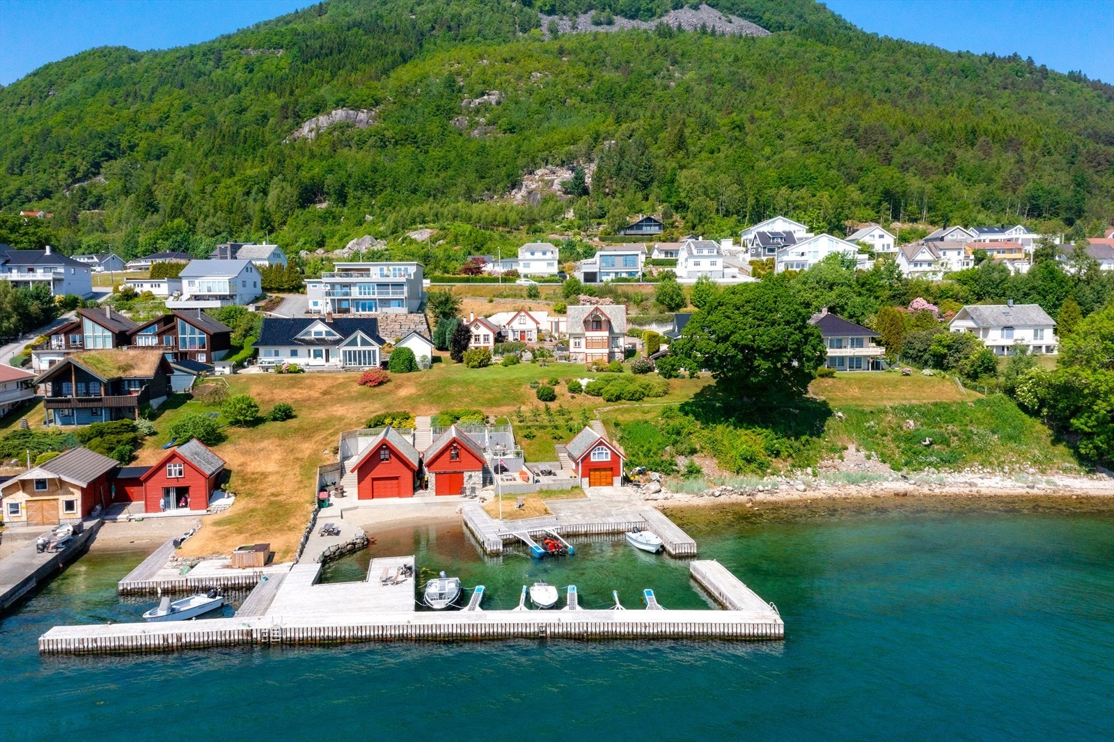 Sjelden mulighet til å sikre seg en av Jørpelands fineste eiendommer her i sjøkanten. Galleribilde