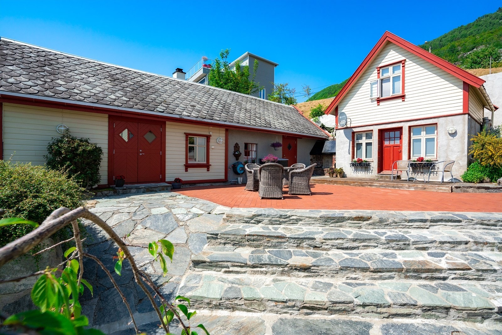 Eiendommen ligger lunt og skjermet med gode solforhold hele dagen Galleribilde