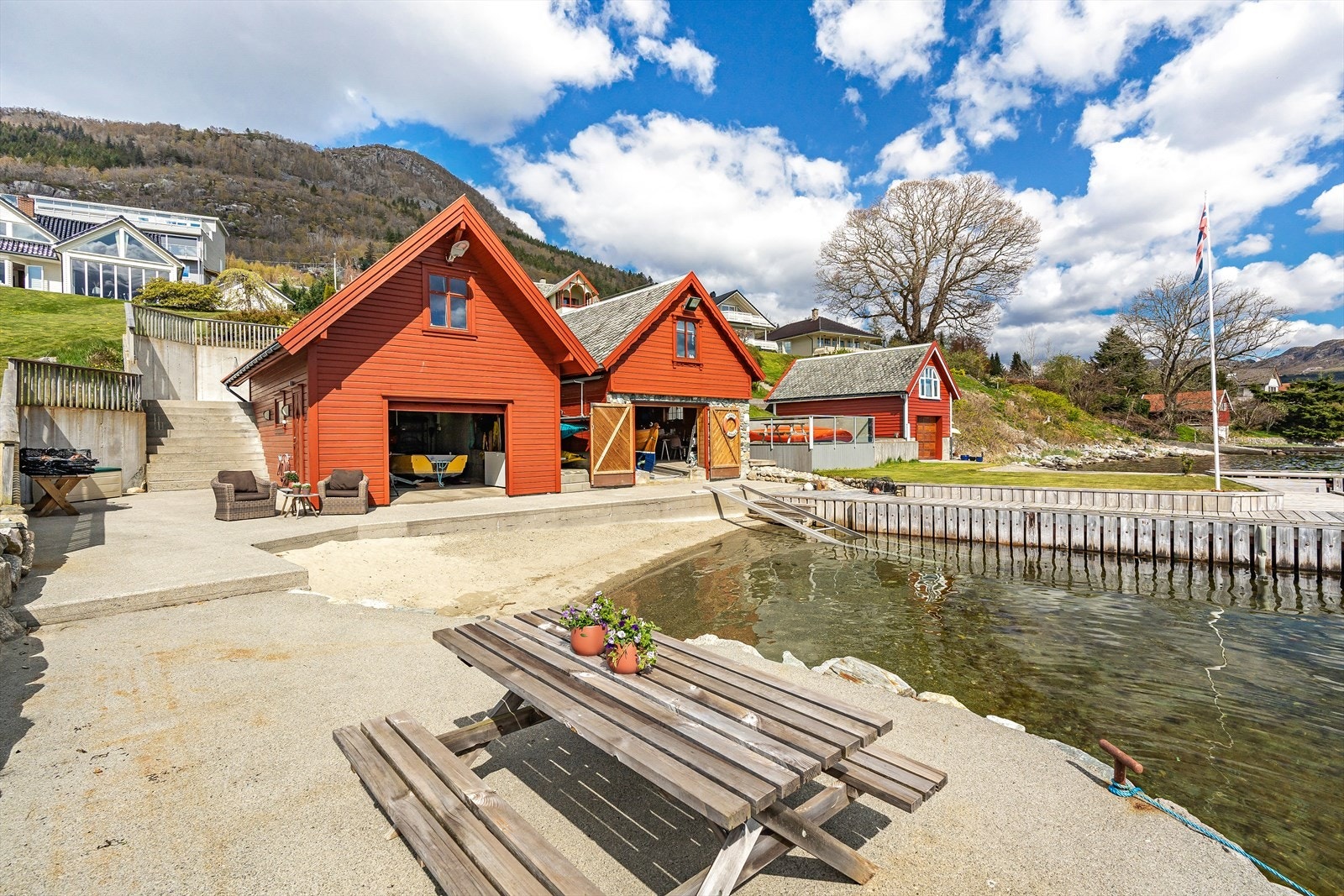 Naustet lengst til venstre med strand og uteplass tilhører denne eiendommen Galleribilde
