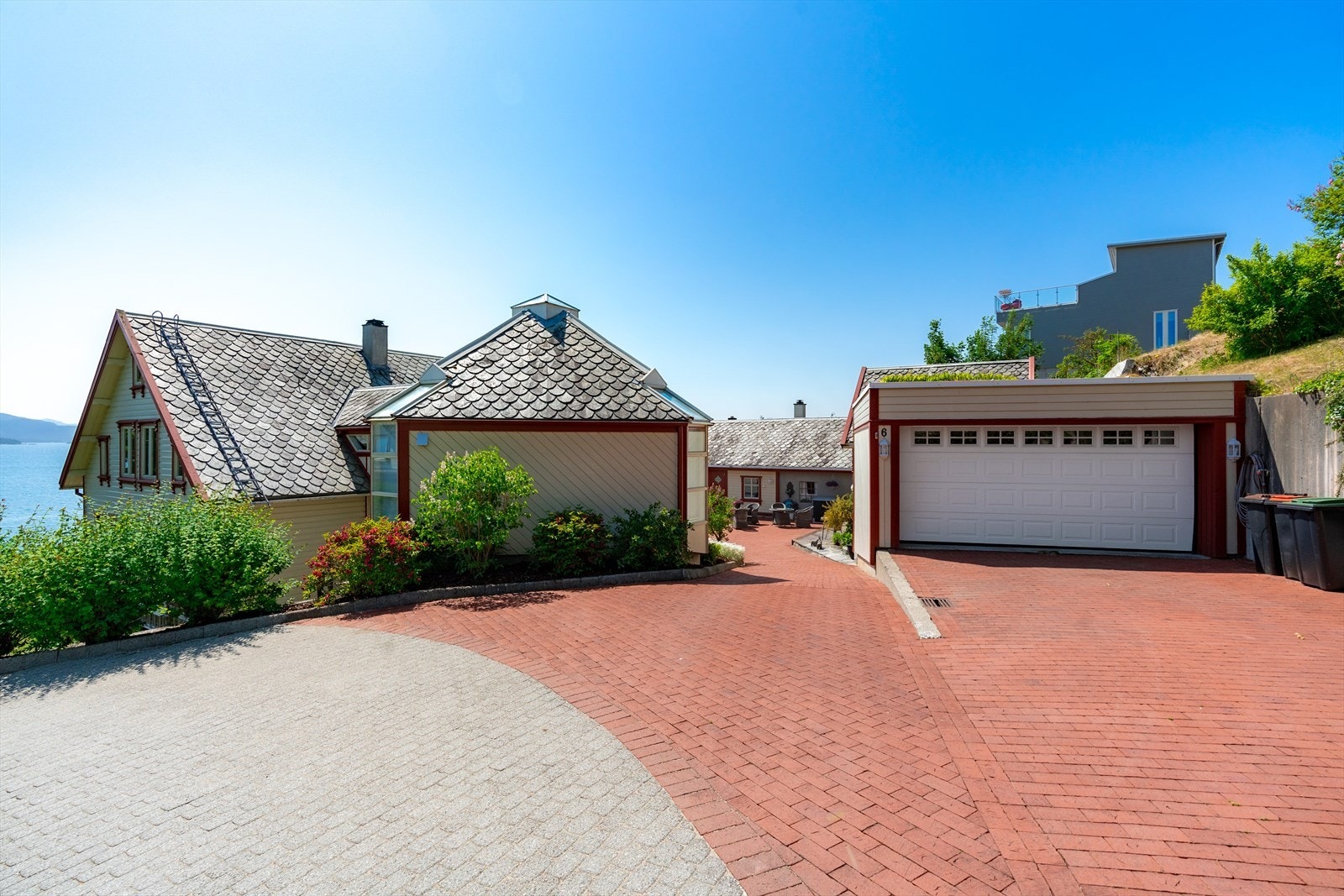 Innkjørsel og parkering til eiendommen med god plass Galleribilde