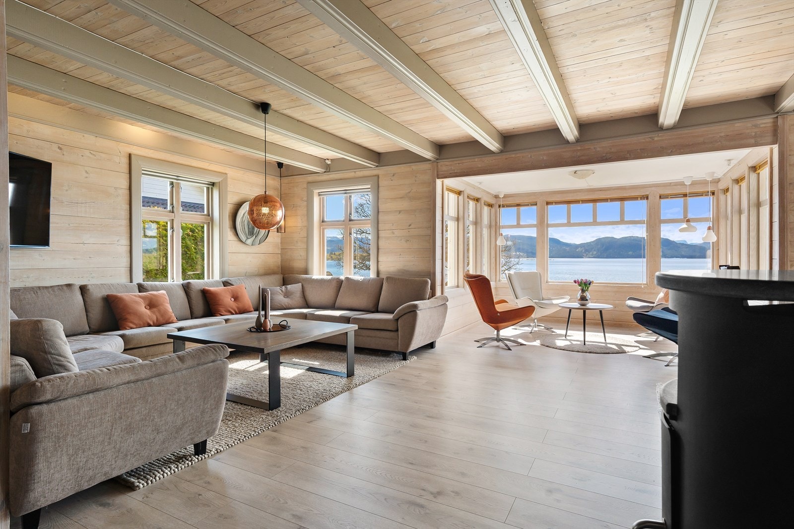 Romslig stue med store vindusfelt og nydelig utsikt Galleribilde