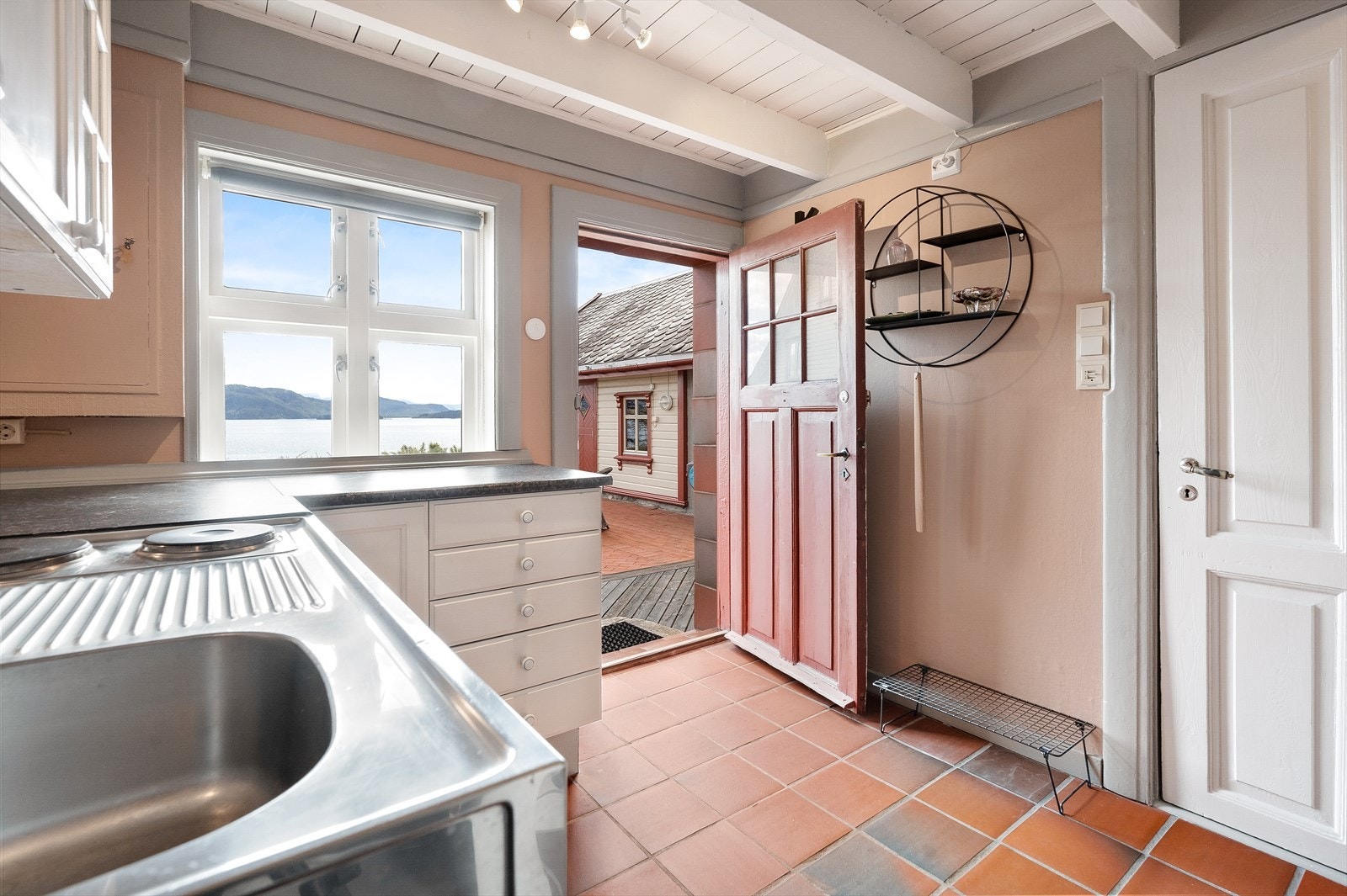 Annekset/uthuset er det opprinnelige eldhuset og er oppført i 1927. Renovert i 1987 og pusset opp i 2021. Galleribilde