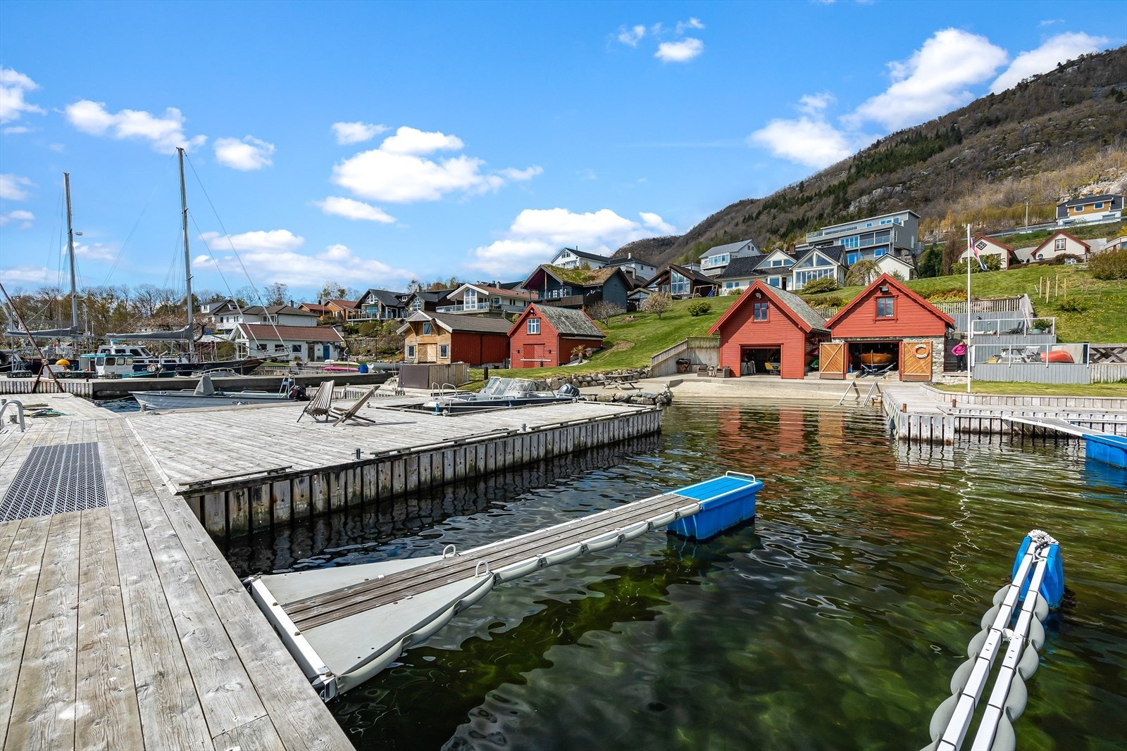Solid og flott molo fra 2008. De 2 båtplassene nederst i bilde tilhører denne eiendommen, i tillegg til den større båtplassen lenger inne i molo, samt gjesteplasser på utsiden. Her kan man ligge trygt med båten hele året. Galleribilde