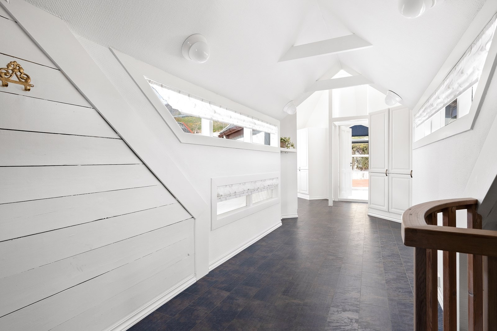 Lys og fin gang med flere vinduer og stilige detaljer Galleribilde