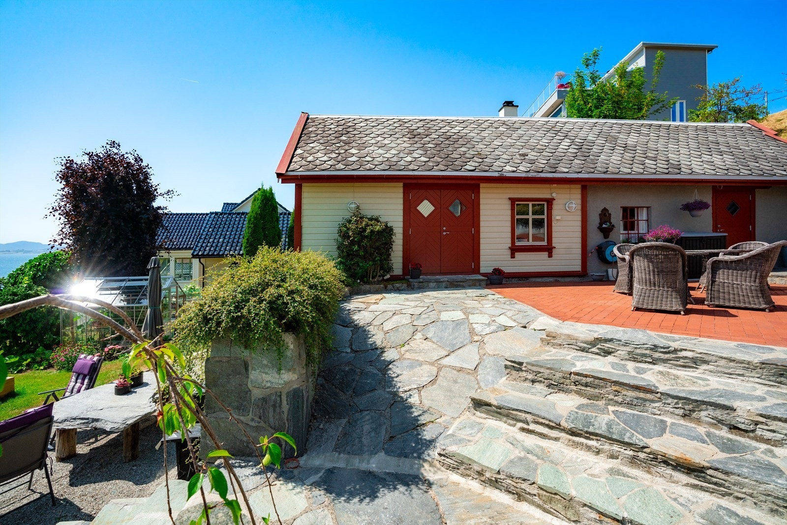 Den gamle løa er oppført i 1927 og renovert i årene mellom 1990-1995 og i 2002 til dagens "selskapslokale". Galleribilde