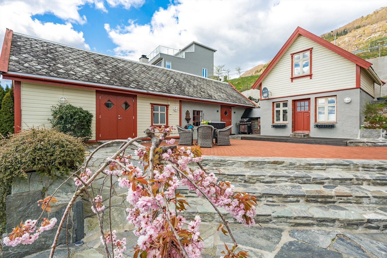 Både anneks og den tidligere løen er pent innredet til oppholdsrom Galleribilde