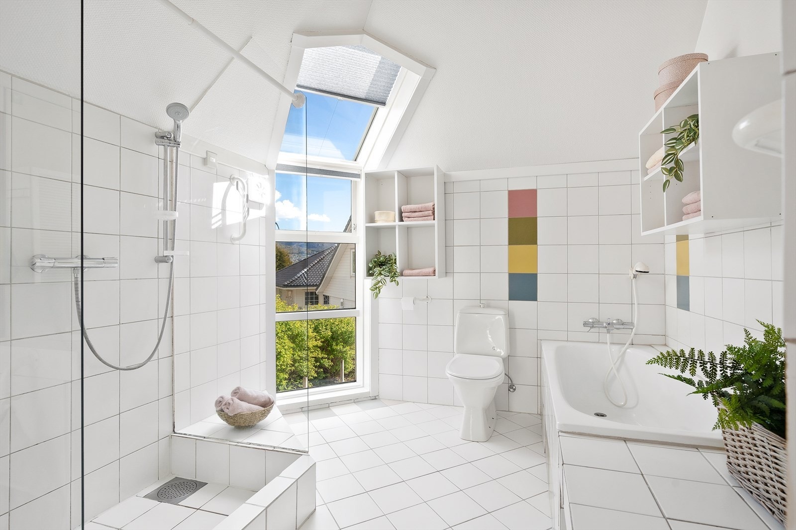 Her har man både dusj og badekar, samt vinduer som gir mye lys. Tilpasset solskjerming med plissègardiner som kan trekkes både opp og ned. Galleribilde
