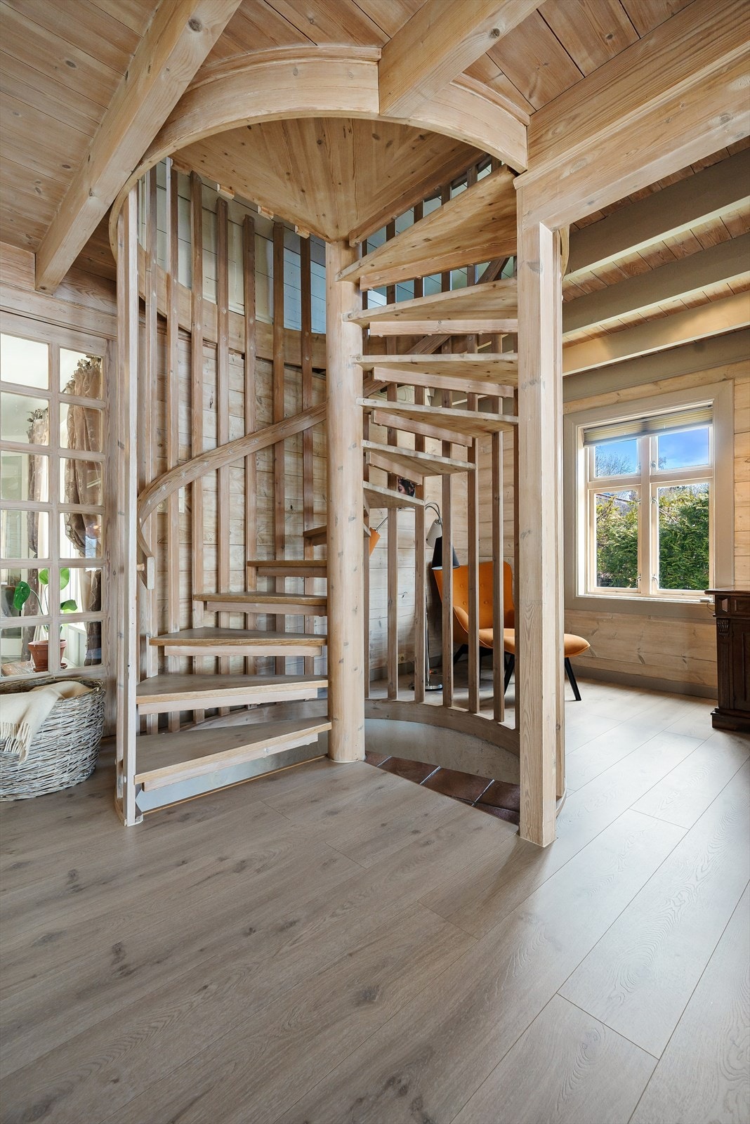 Stilig vindeltrapp mellom etasjene Galleribilde