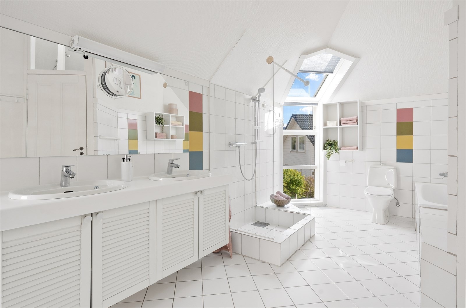 Stort baderom med fliser på gulv og vegg. Varme i gulv. Galleribilde