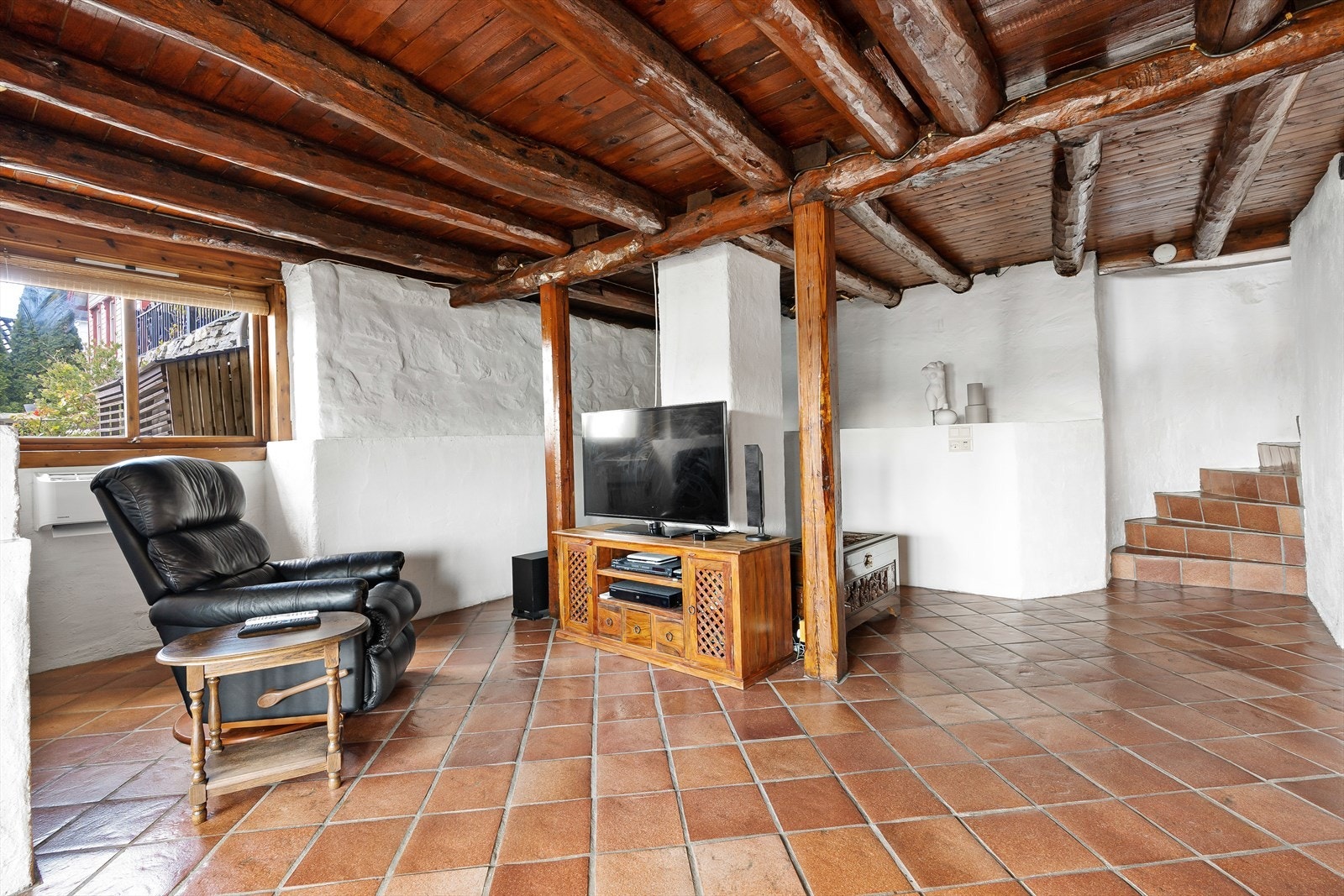 Her har man synligjort de tykke murveggene og bjelkene i tak Galleribilde