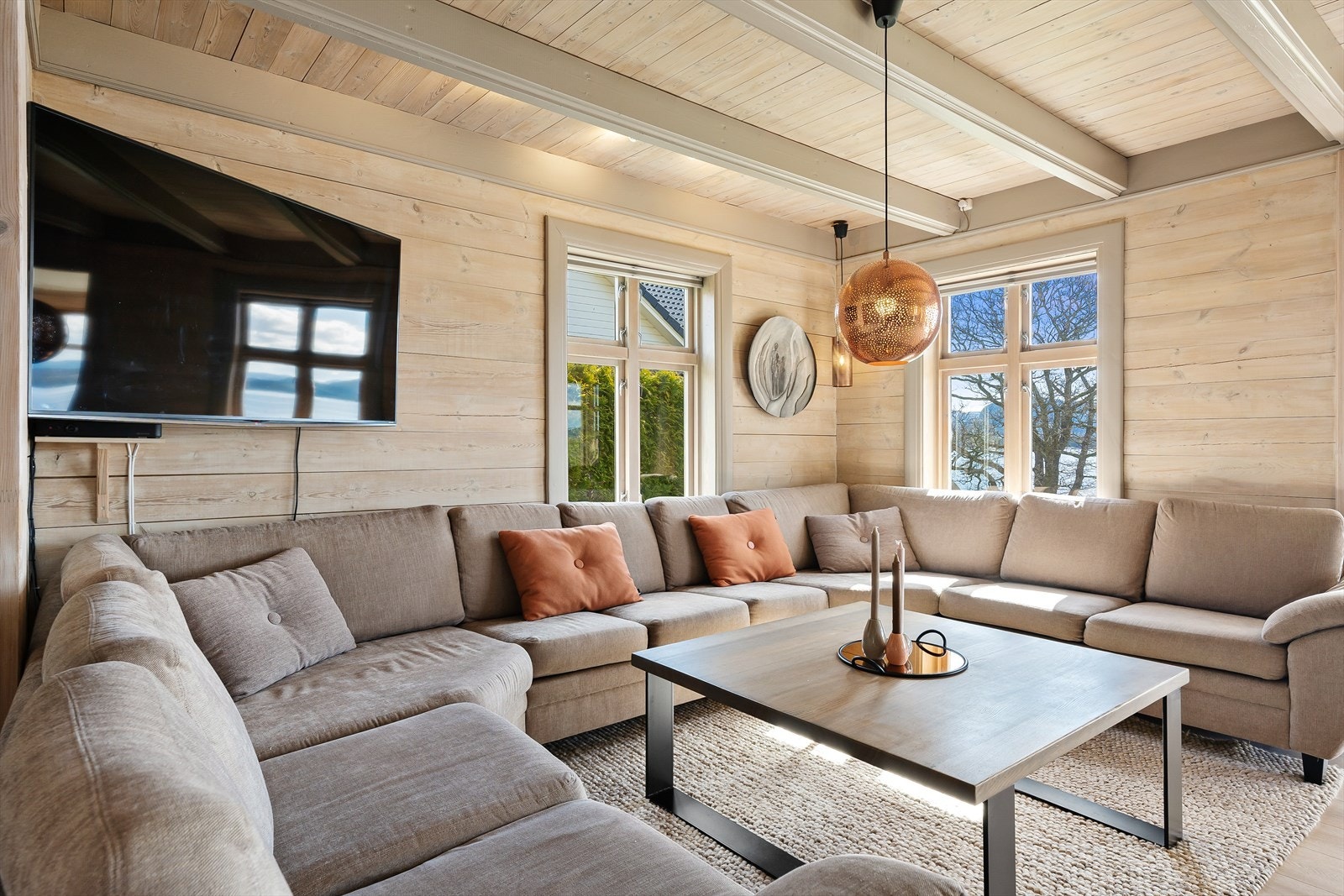 Boligen har tømrede vegger hvor det er beholdt mye av det originale etter oppussing Galleribilde