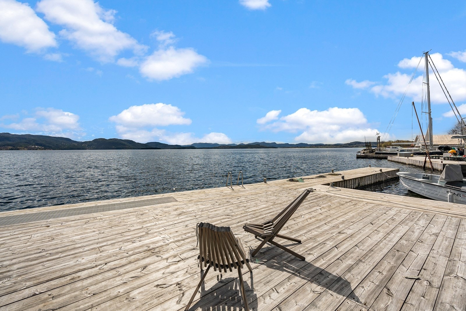 Stor bryggeplass og god plass til gjeste-båtplasser på utsiden av moloen. Galleribilde