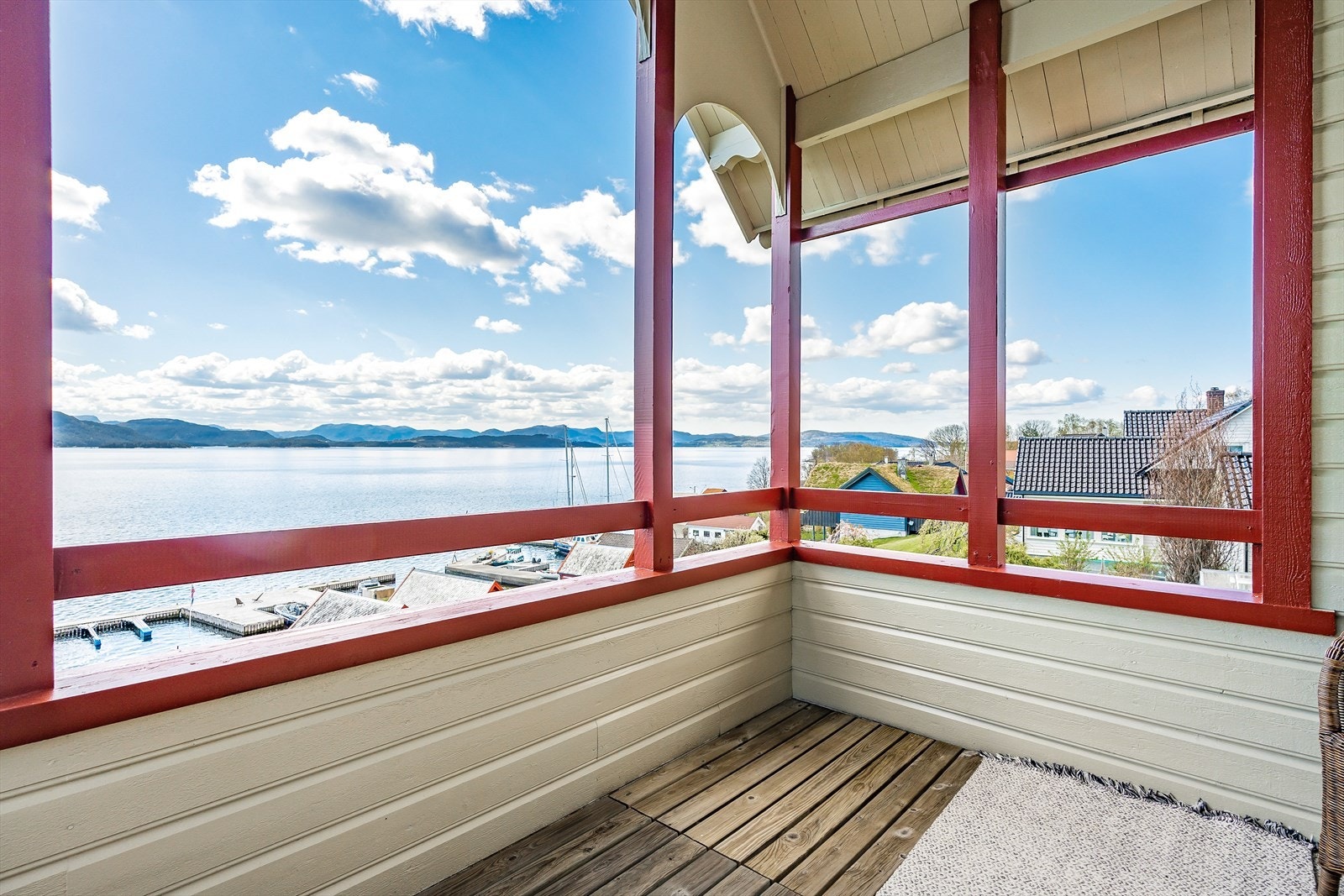 Her kan man nyte morgenkaffien og et vakkert skue over fjorden Galleribilde
