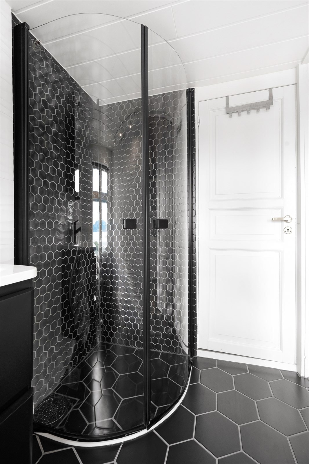 Her har man både dusj, wc og vask med speil og skap Galleribilde