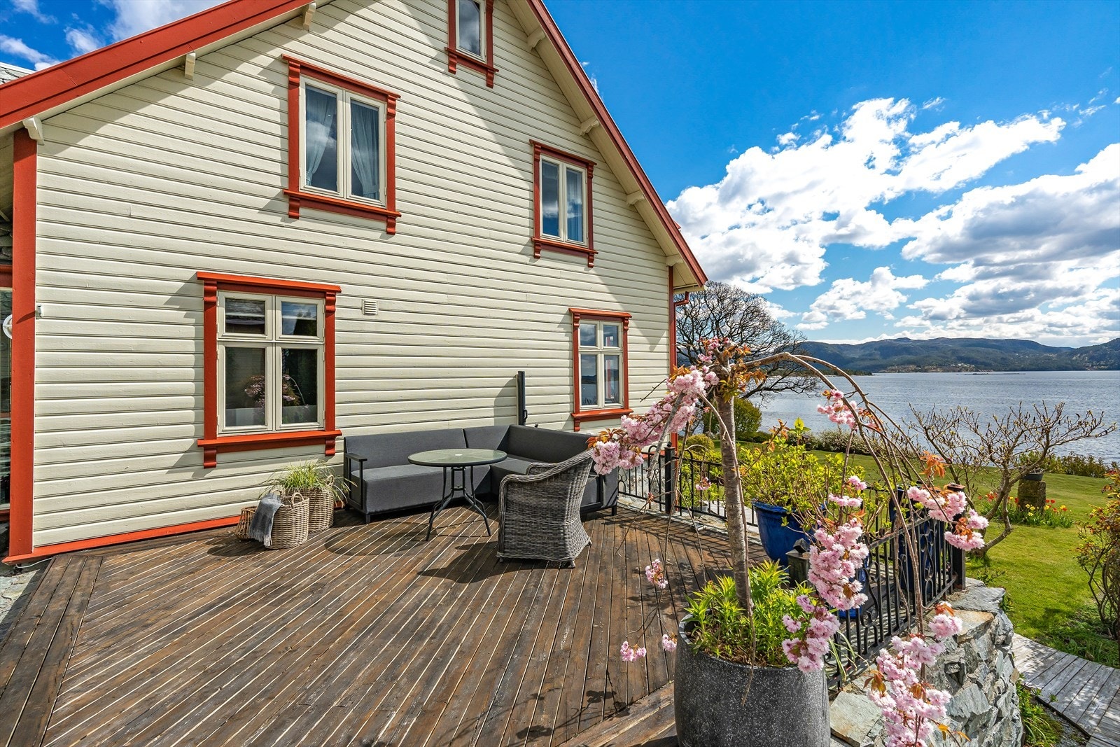 Herlig og solrik terrasse - her kan man sitte lunt og skjermet og nyte tilværelsen. Galleribilde