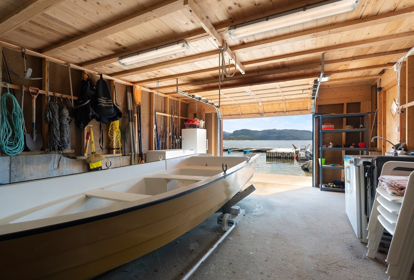 Naust med god plass til båt og diverse utstyr Galleribilde