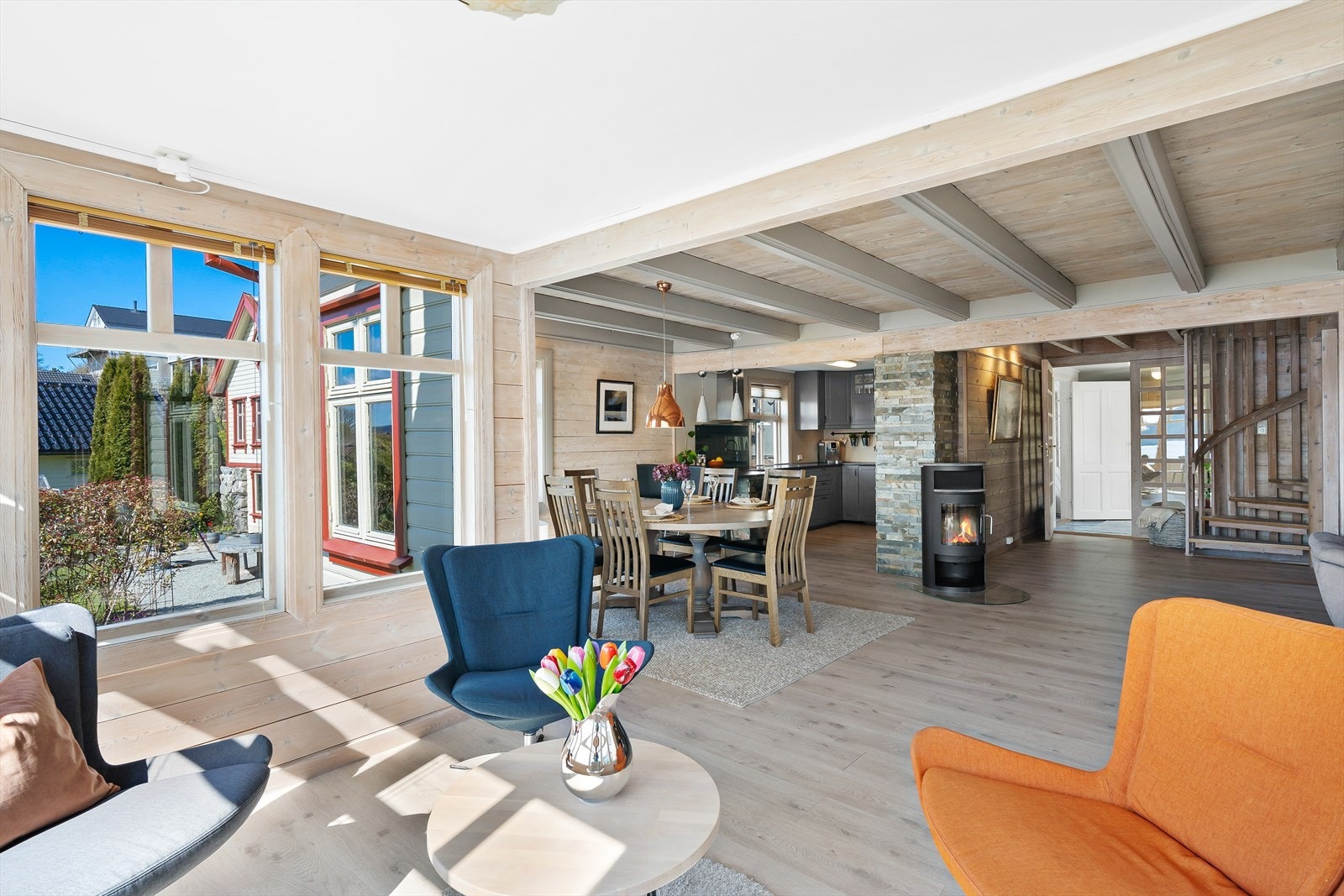 Stuen har også en åpen kjøkkenløsning og god plass til spisebord Galleribilde