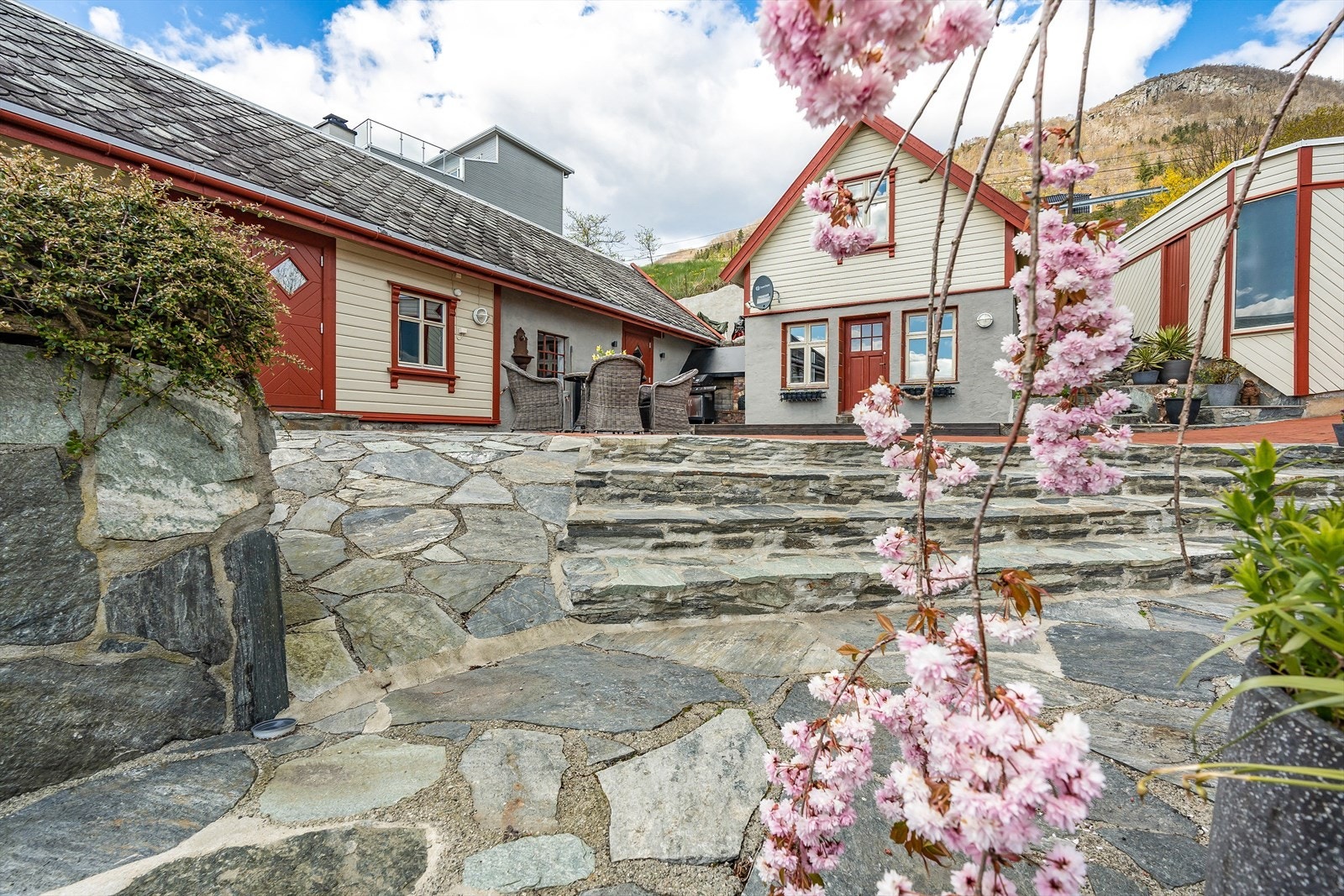 Bygningene skaper et koselig tun i midten med herlige oppholdsområder Galleribilde