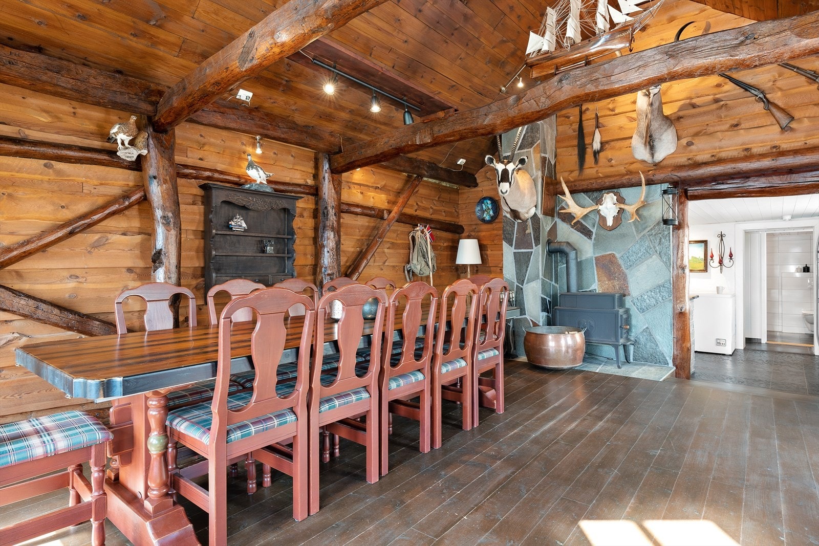 Selskapslokale i løa kan huse ganske mange og innbyr til festligheter. Tenk å kunne dekke opp til juleselskap i denne stua!! God plass til hele storfamilien. Galleribilde