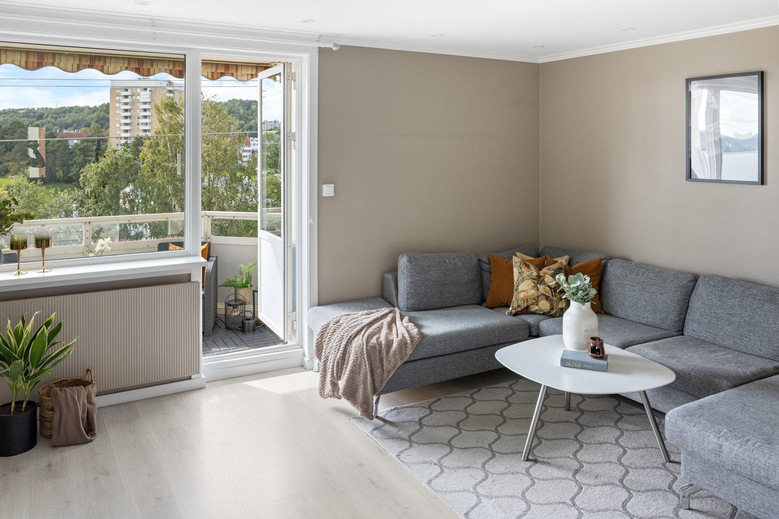 Fra stuen er det utgang til balkongen Galleribilde