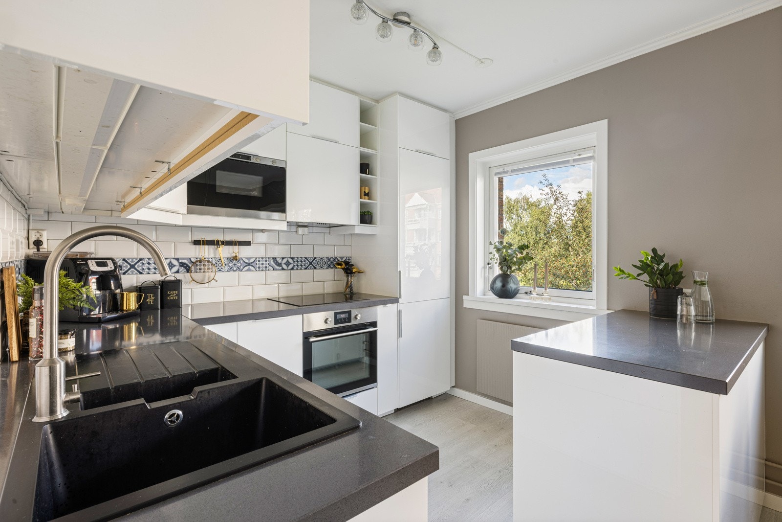 God kjøkkenløsning med integrerte hvitevarer Galleribilde