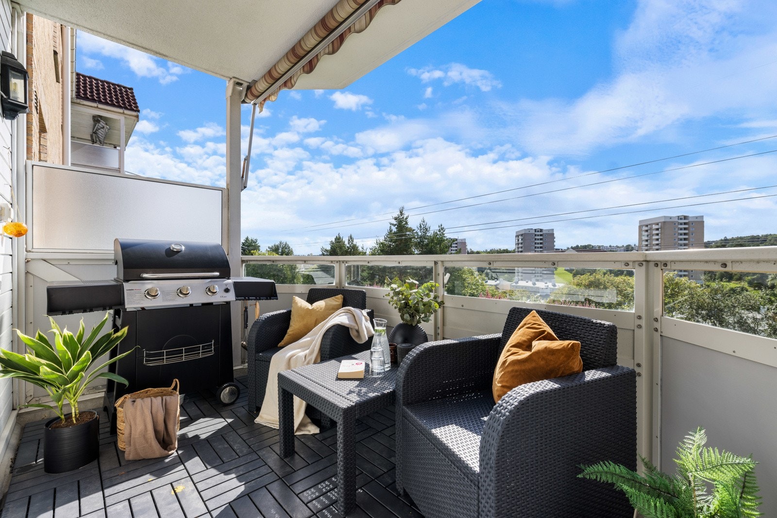 God plass til utemøblement og grill Galleribilde