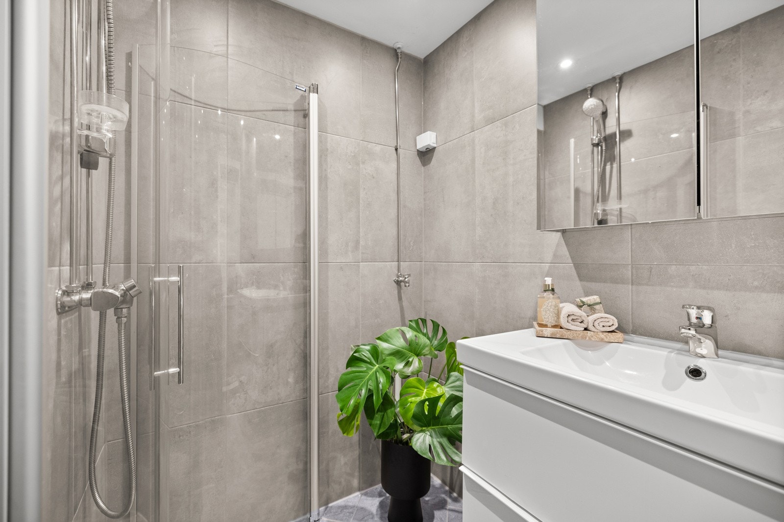 Det er opplegg til full størrelse vaskemaskin på badet Galleribilde