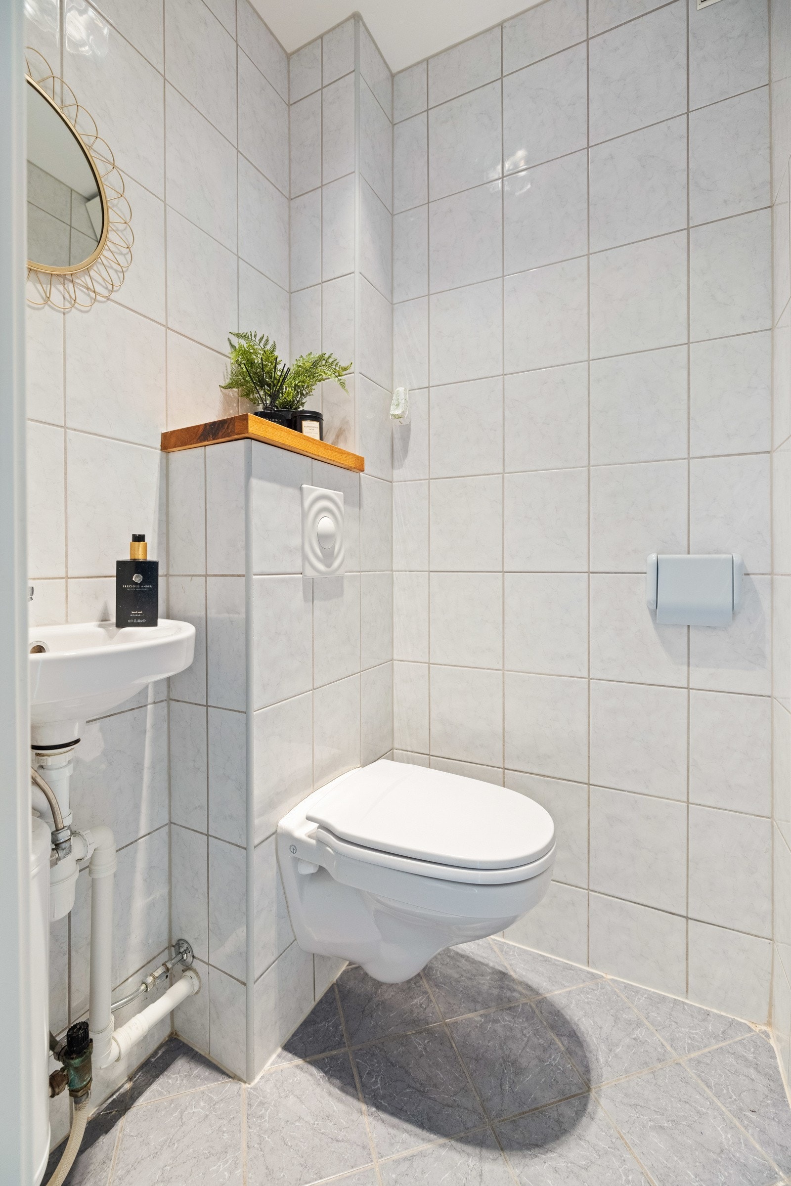 Eget toalettrom pusset opp i regi av borettslaget. Her er det satt inn egen varmtvannsbereder Galleribilde