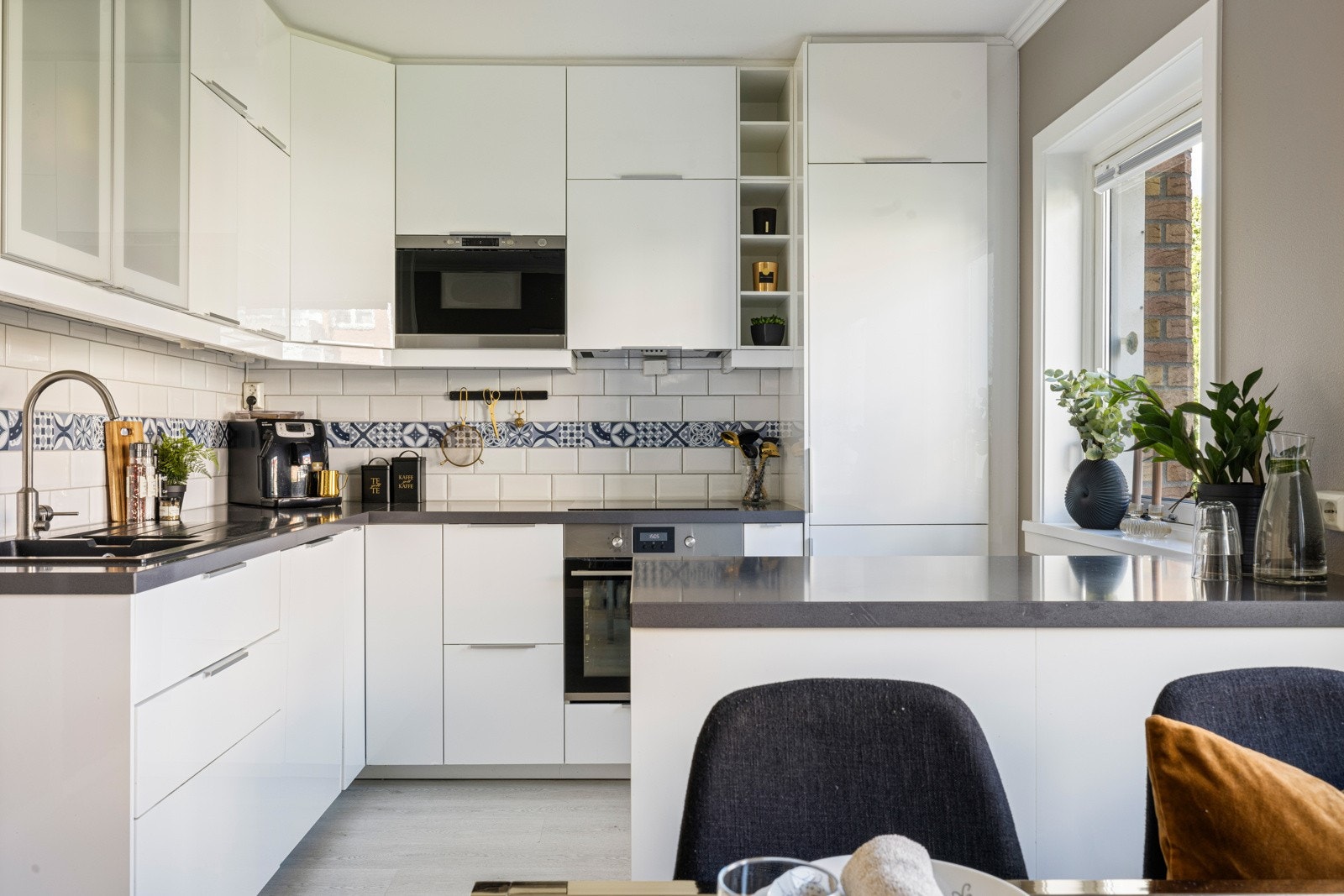 Pent kjøkken fra 2017 med plass til spisebord Galleribilde