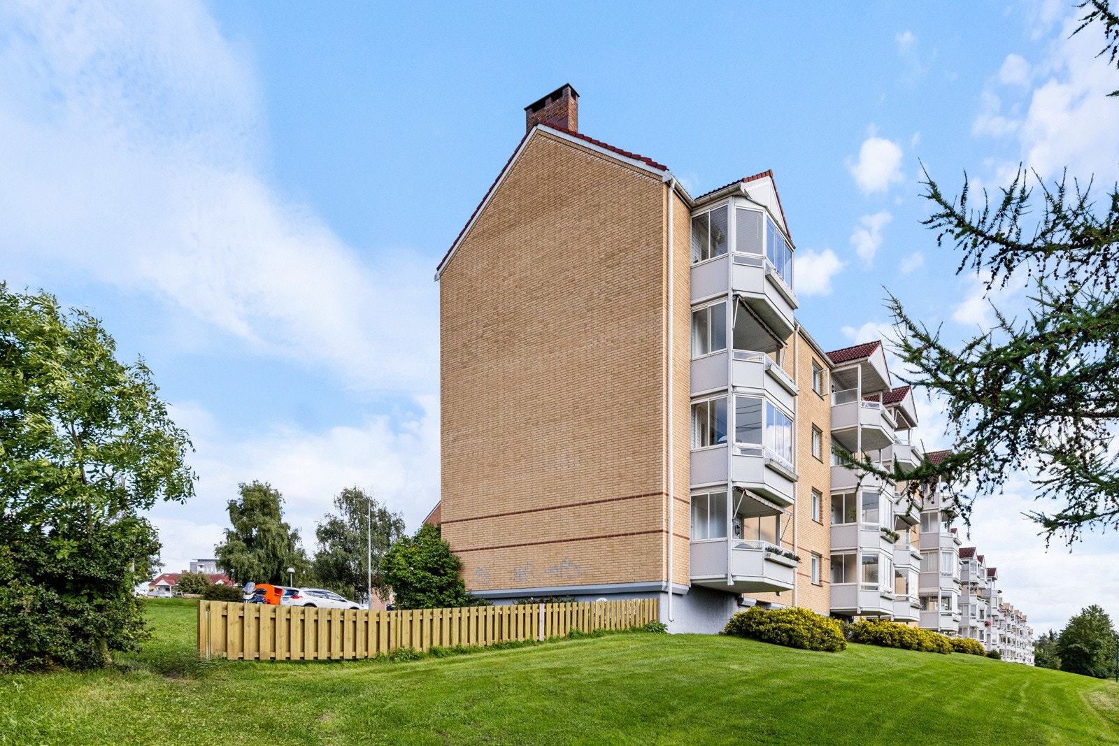 Tilbaketrukket, rolig, solrik og barnevennlig beliggenhet i rolig blindvei sentralt på Manglerud Galleribilde