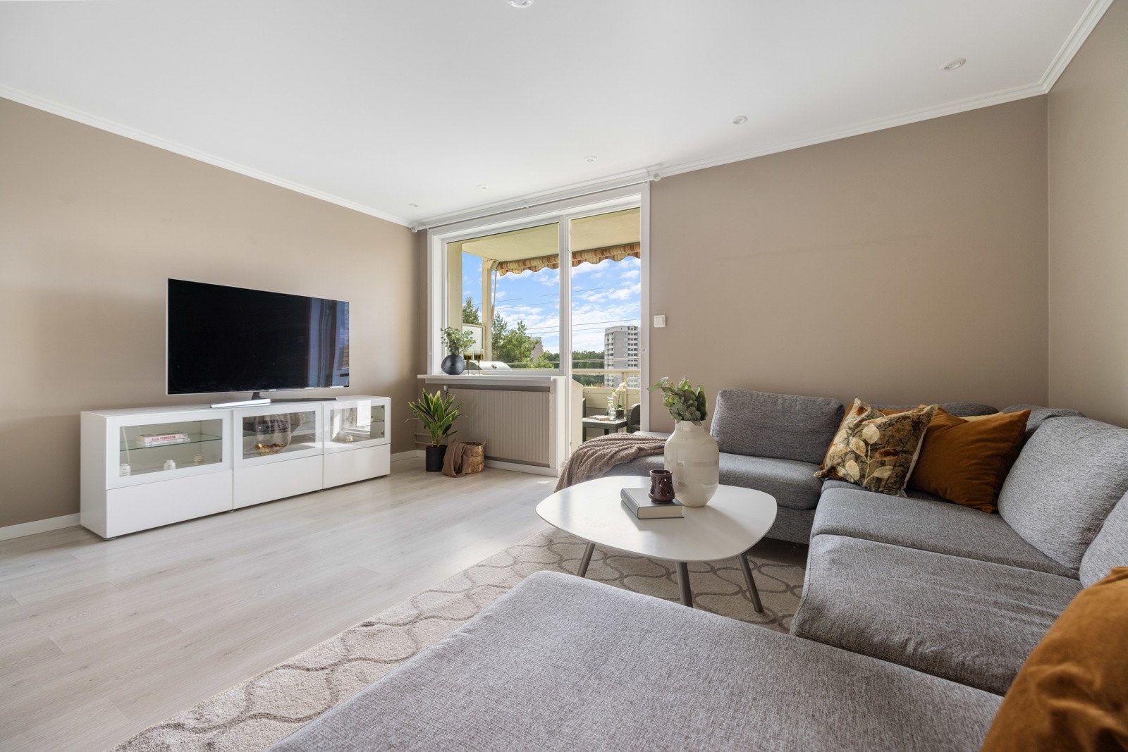 Lys og romslig stue med god plass til stor sofagruppe Galleribilde