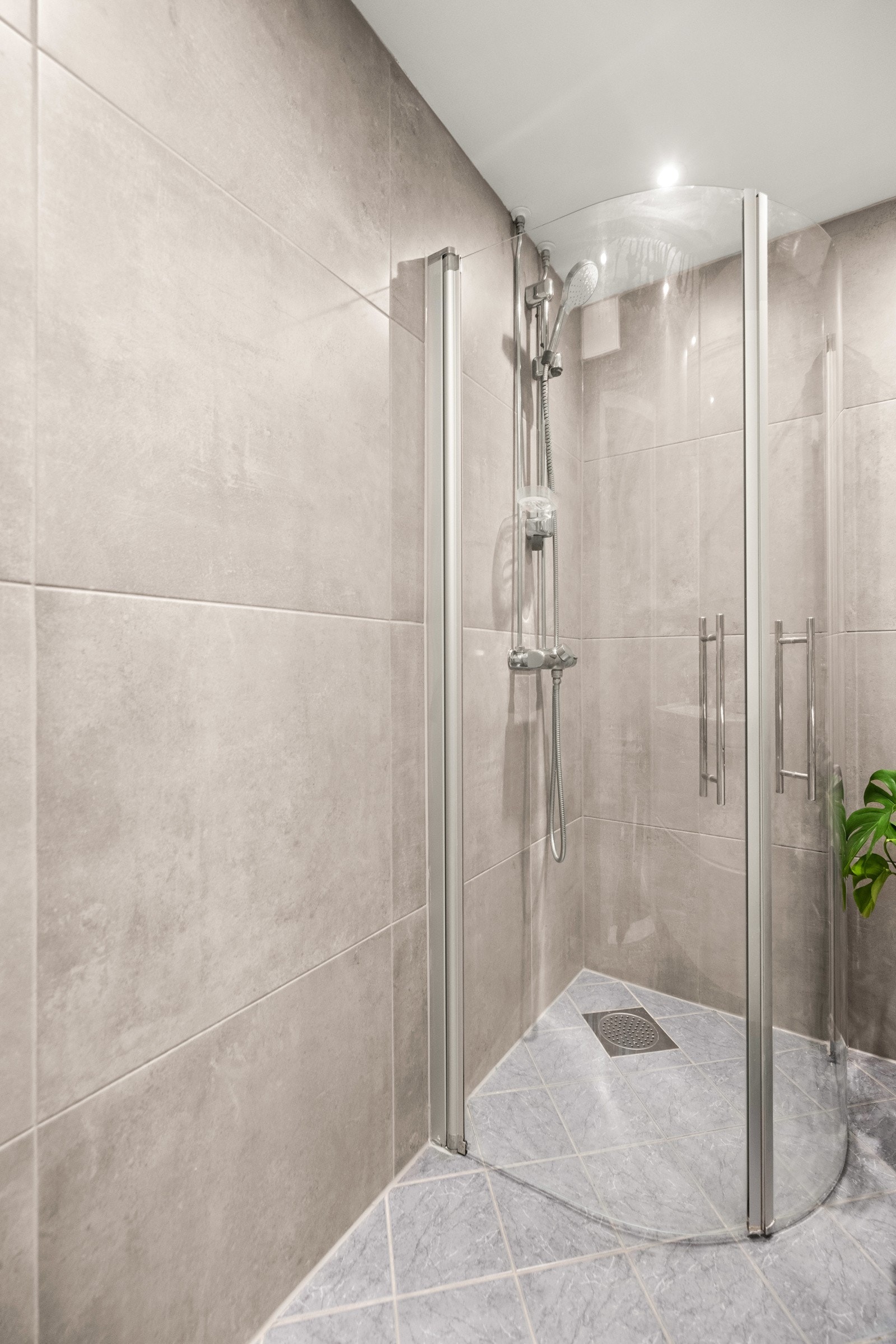 Lagt nye fliser på veggene i 2024 Galleribilde