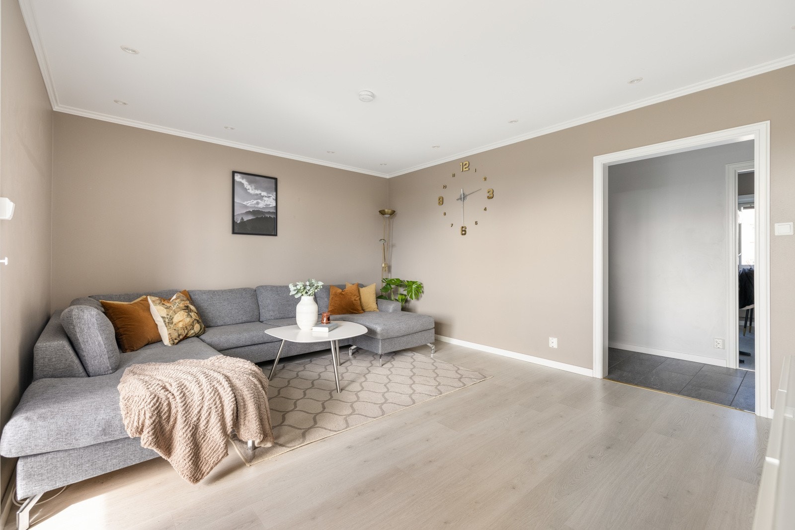 Mulig å åpne mellom stue og spisestue/kjøkken og man ønsker åpen løsning (se alternativ plantegning) Galleribilde