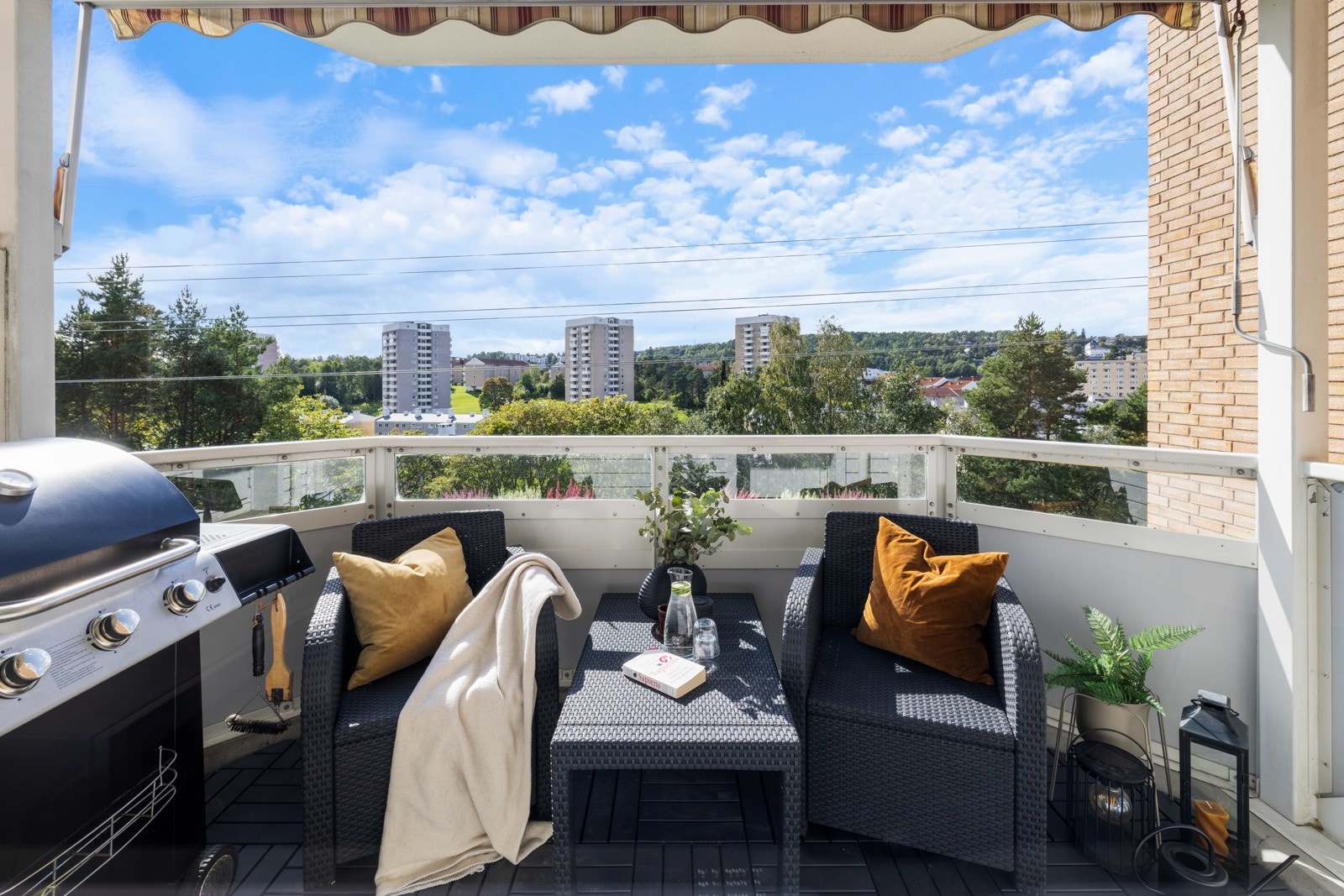 Solrik sydvestvendt balkong på 7 kvm med fin utsikt Galleribilde