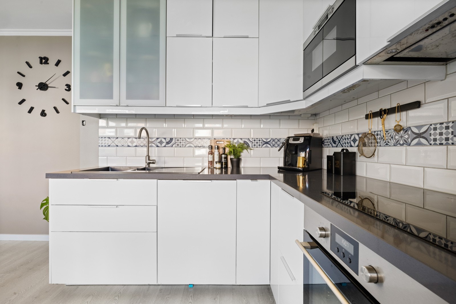 Integrert stekeovn, platetopp, microbølgeovn, oppvaskmaskin og kjøl/frys Galleribilde