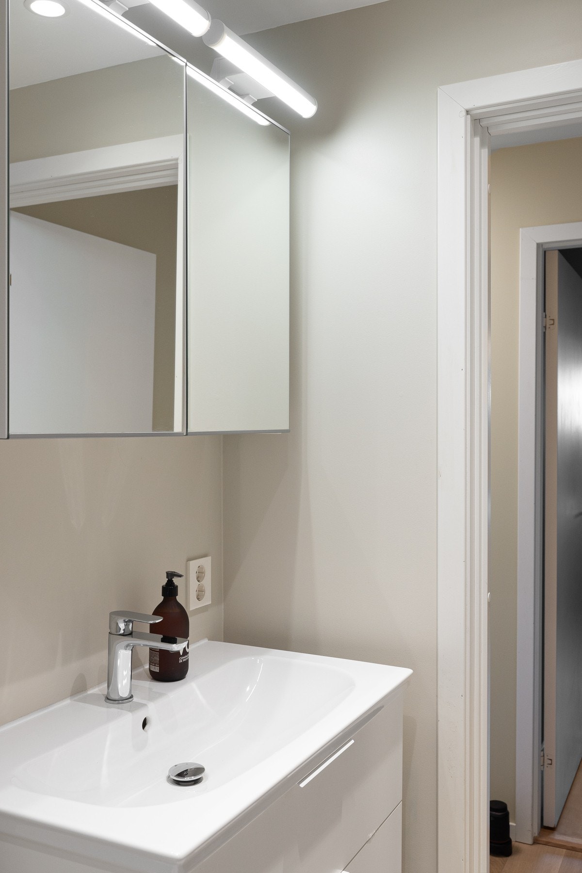 Badet har et rent og elegant uttrykk med flislagte overflater og varmekabler. Galleribilde