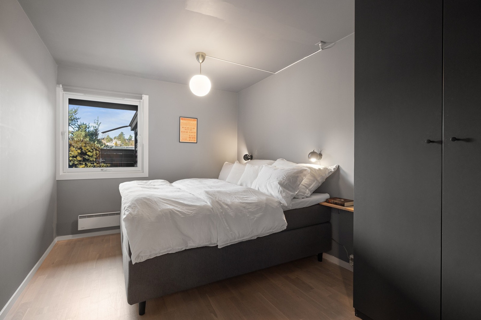 Det store vinduet på hovedsoverommet sørger for en lys og innbydende atmosfære. Galleribilde