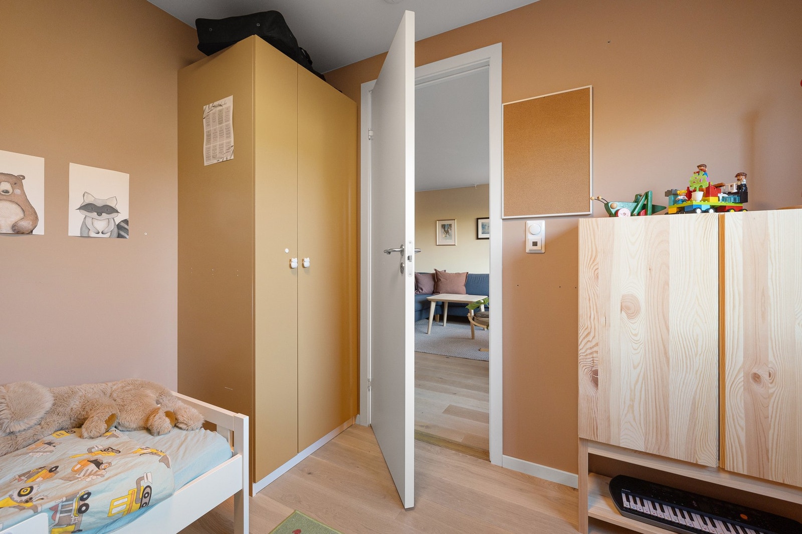 Soverom 3 har plass til seng, nattbord, garderobe og lekemuligheter for de minste. Galleribilde
