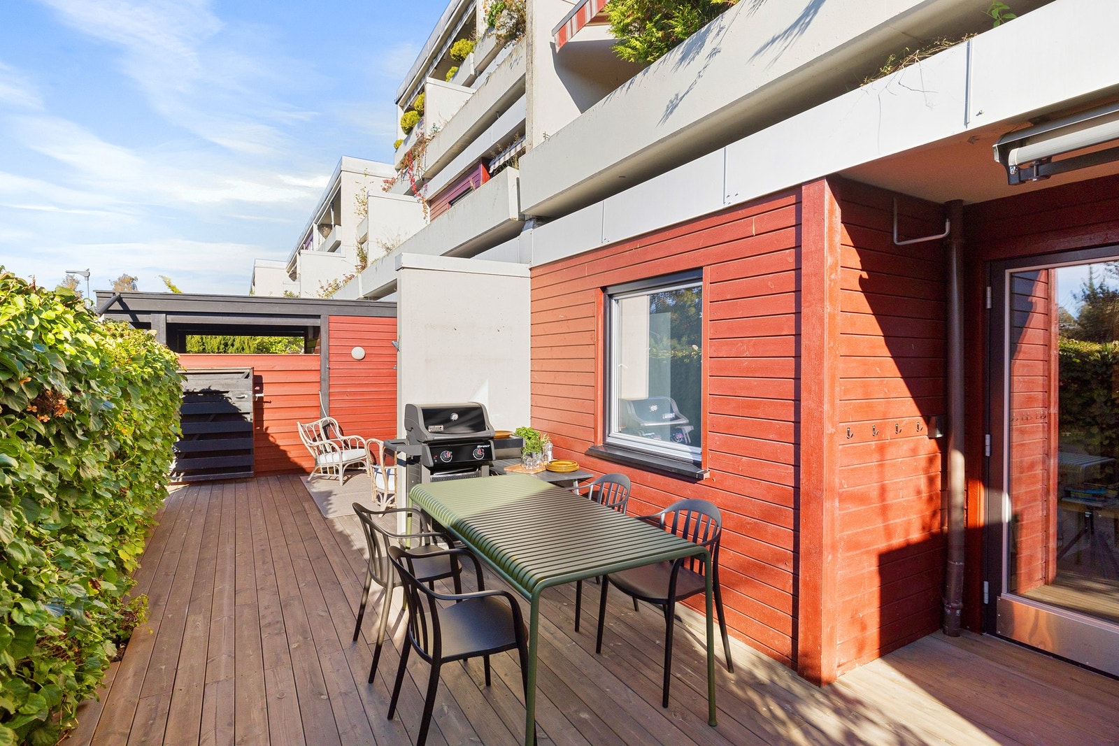 Det ble lagt nye terrassebord (royalimpregnert furu) våren 2024 på markterrassen. Galleribilde