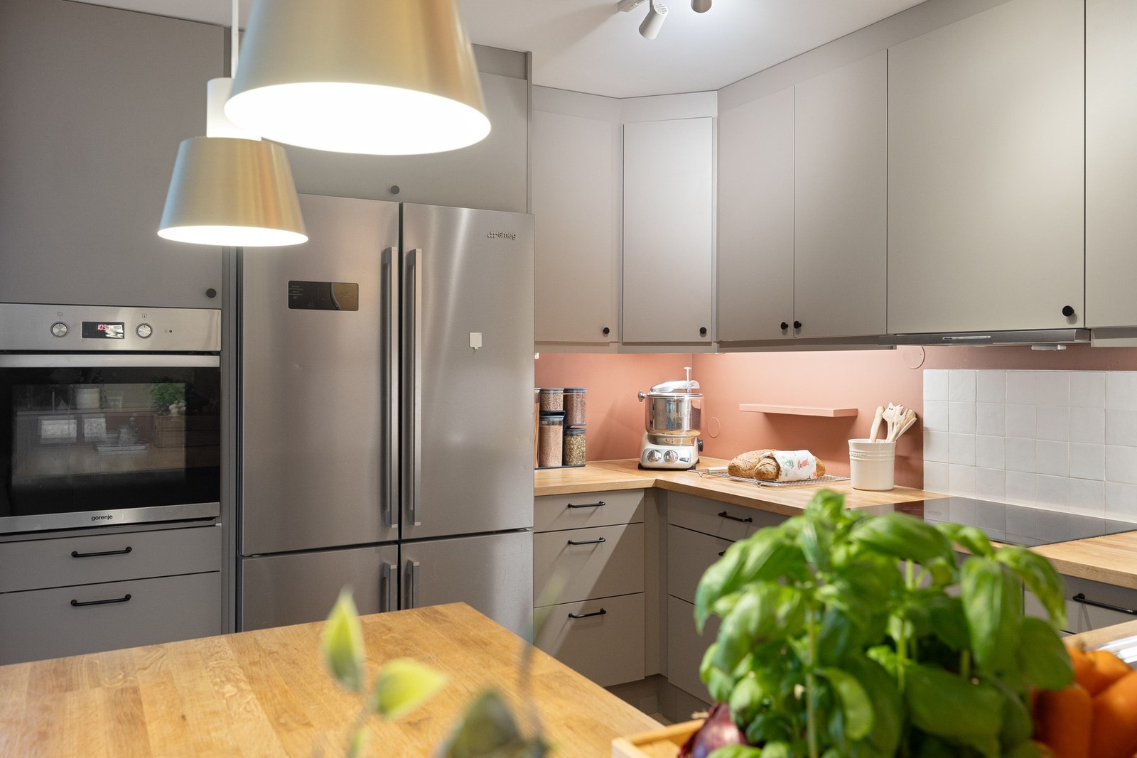 Benkeplaten er av slitesterk heltre som tilfører kjøkkenet en varm og naturlig følelse. Galleribilde